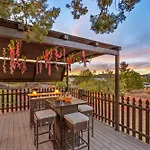 Serene Home- Sleeps 16 - Pet Friendly - Hot Tub - Pool -2 Kitchens!