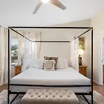 Serene Home- Sleeps 16 - Pet Friendly - Hot Tub - Pool -2 Kitchens!