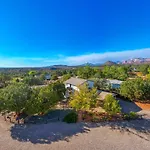 Serene Home- Sleeps 16 - Pet Friendly - Hot Tub - Pool -2 Kitchens!