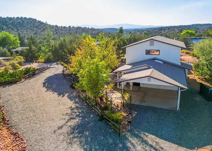 Serene Home- Sleeps 16 - Pet Friendly - Hot Tub - Pool -2 Kitchens!