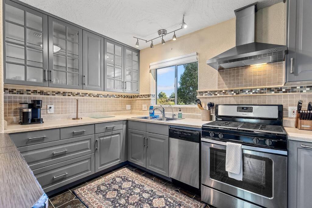 Holiday home Serene Home- Sleeps 16 - Pet Friendly - Hot Tub - Pool -2 Kitchens!