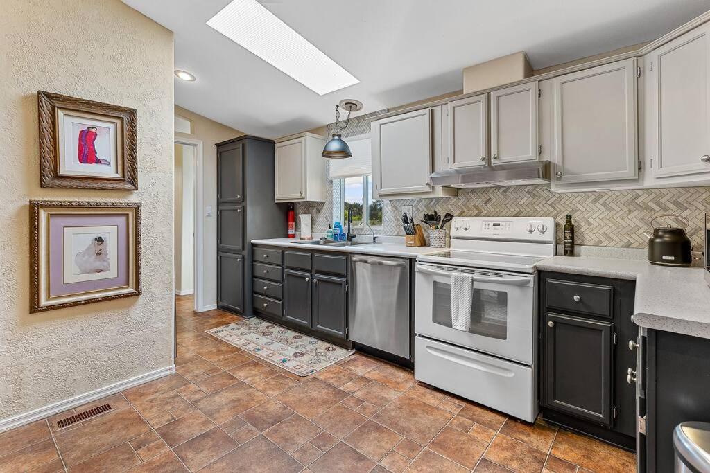 Holiday home Serene Home- Sleeps 16 - Pet Friendly - Hot Tub - Pool -2 Kitchens! Sedona