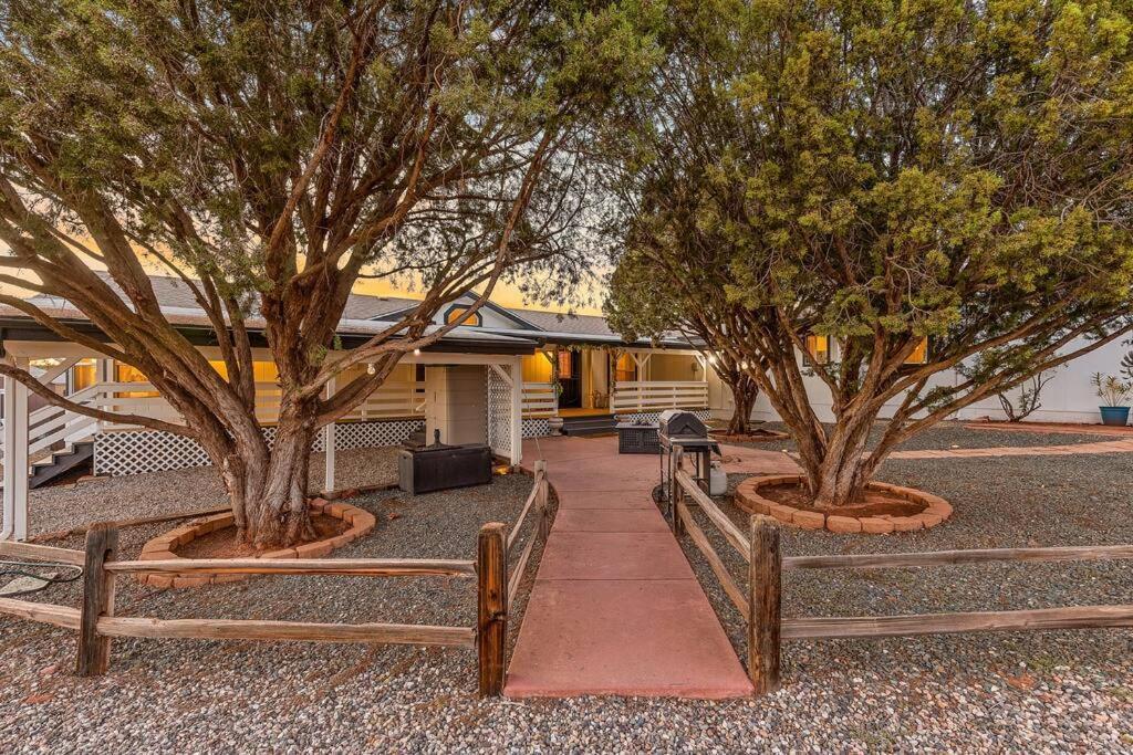 Serene Home- Sleeps 16 - Pet Friendly - Hot Tub - Pool -2 Kitchens! Sedona