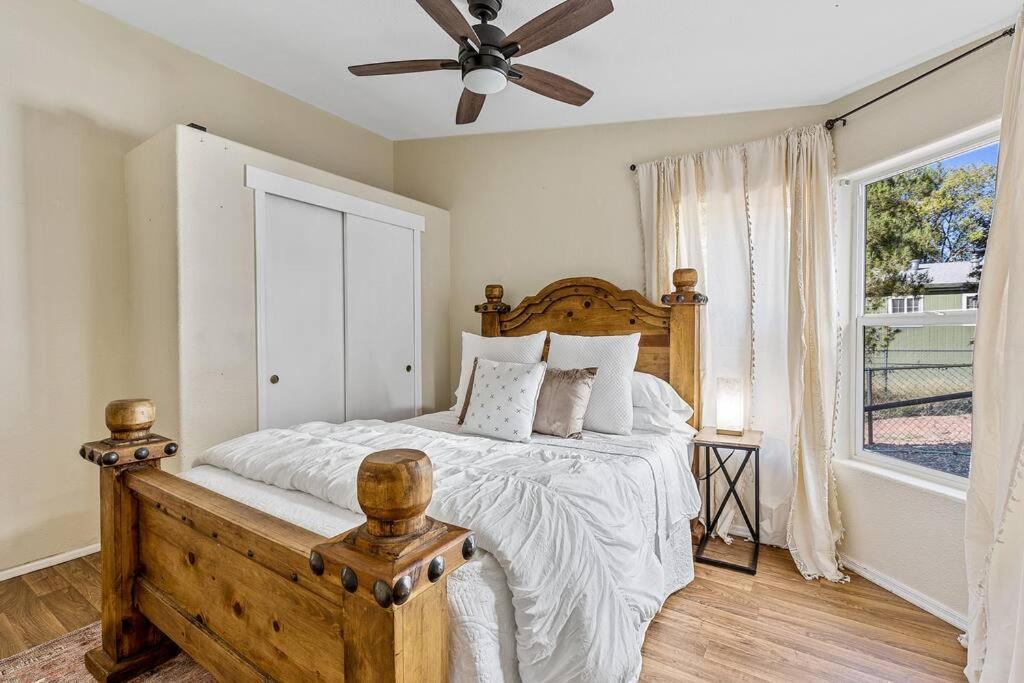 Holiday home Serene Home- Sleeps 16 - Pet Friendly - Hot Tub - Pool -2 Kitchens! Sedona