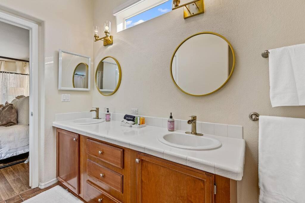 Serene Home- Sleeps 16 - Pet Friendly - Hot Tub - Pool -2 Kitchens! Holiday home *