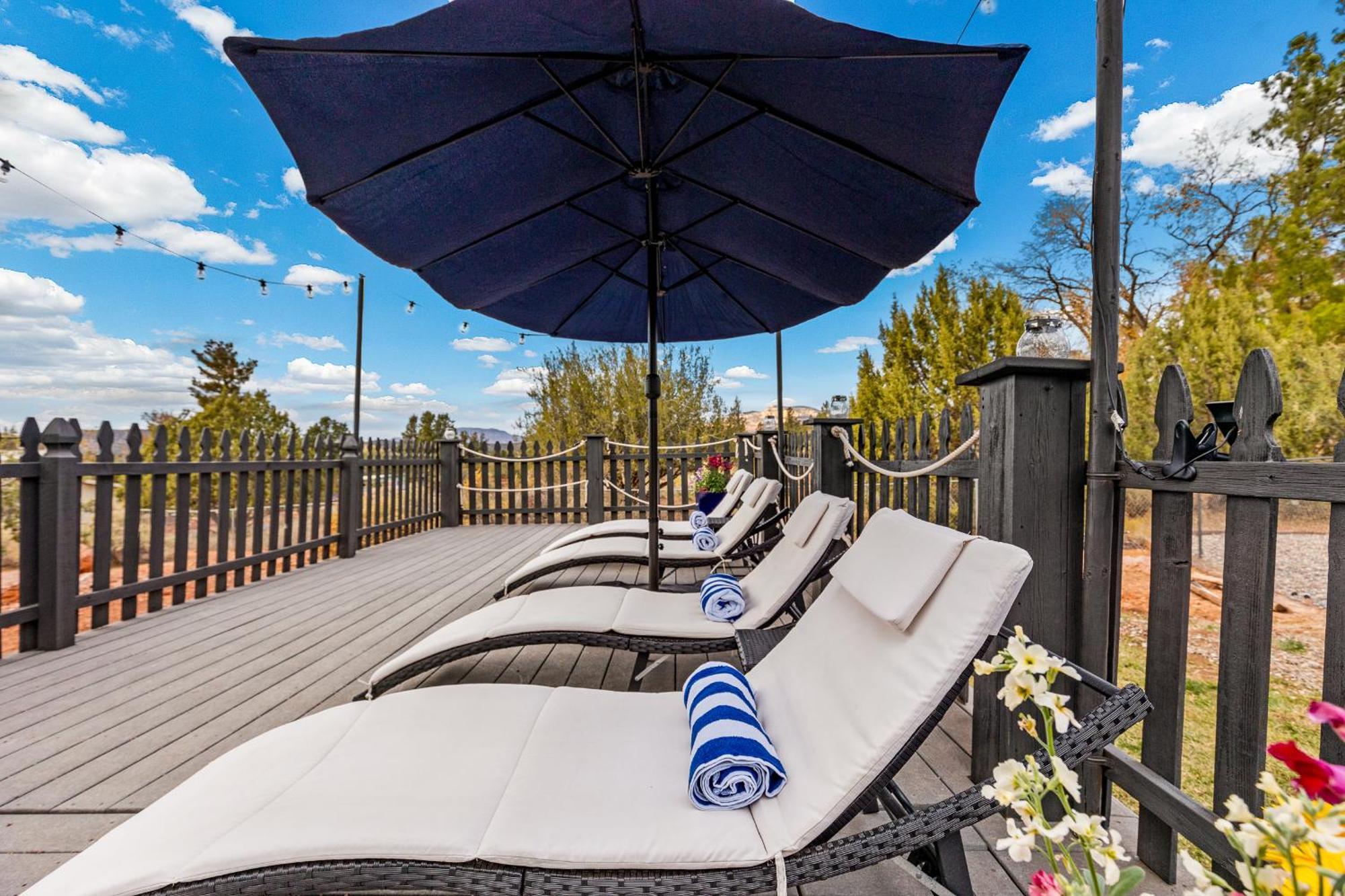 Serene Home- Sleeps 16 - Pet Friendly - Hot Tub - Pool -2 Kitchens! Holiday home *
