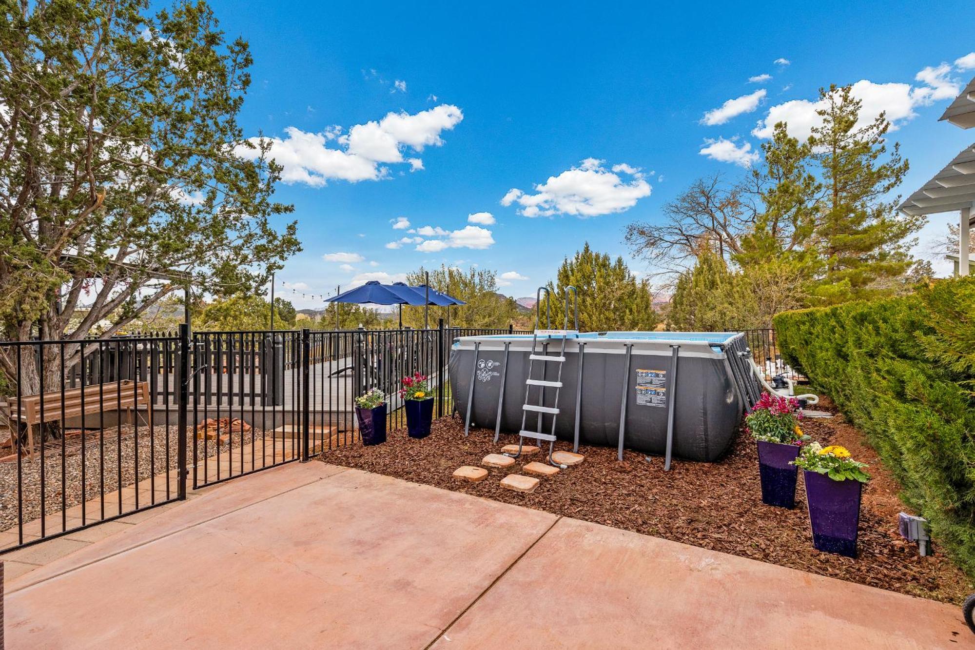 Serene Home- Sleeps 16 - Pet Friendly - Hot Tub - Pool -2 Kitchens! Sedona