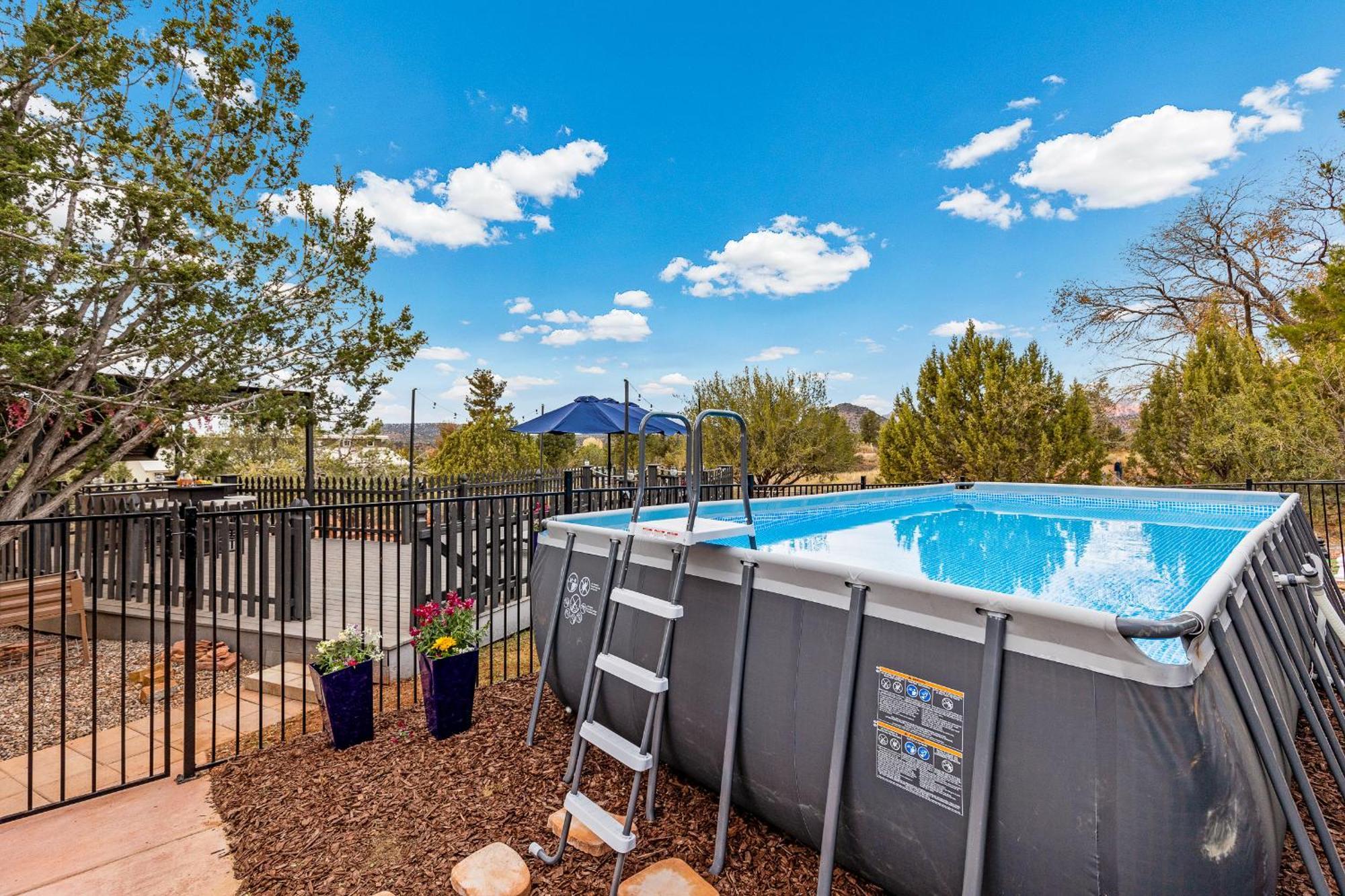 Serene Home- Sleeps 16 - Pet Friendly - Hot Tub - Pool -2 Kitchens! Holiday home