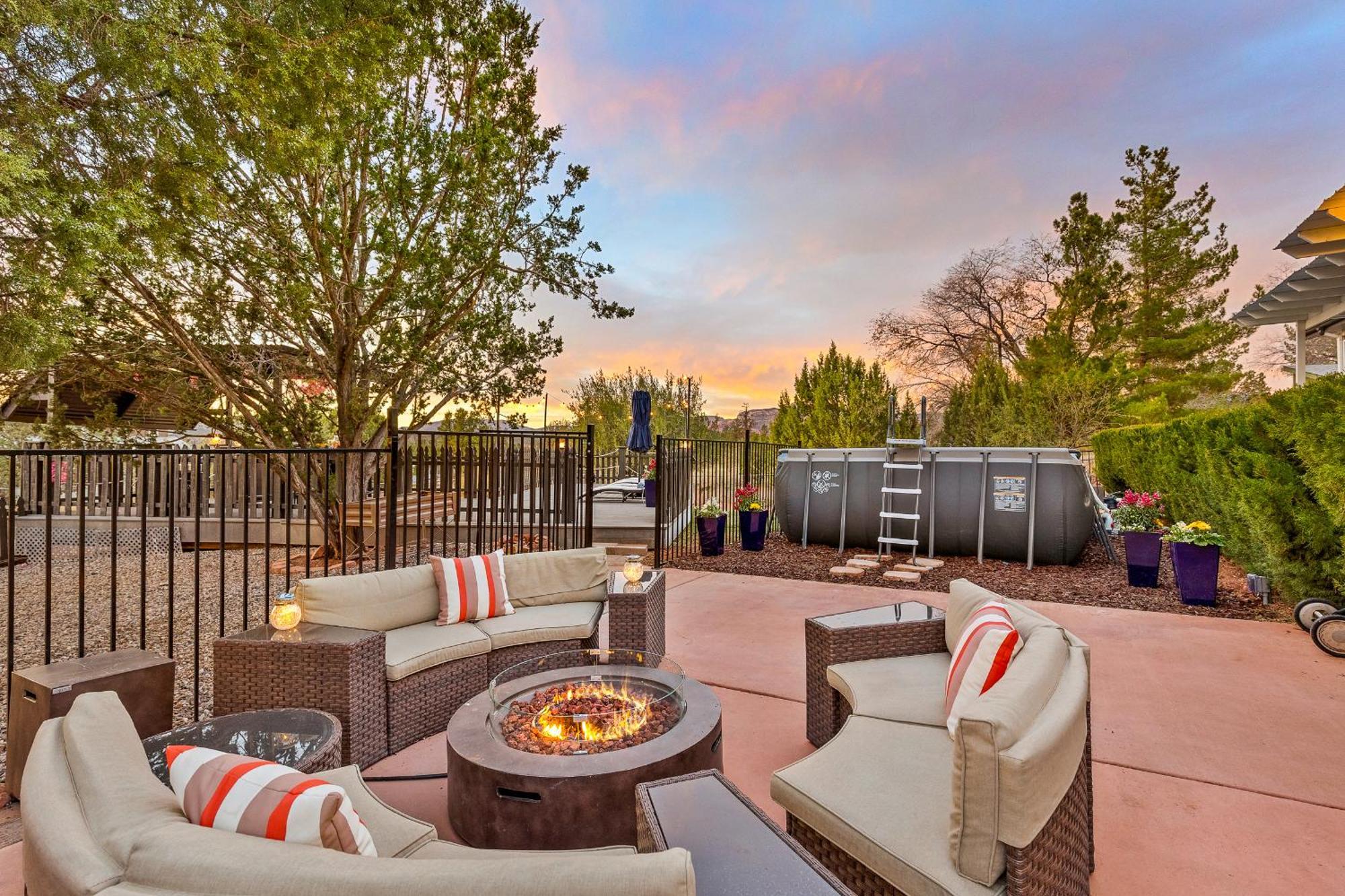 Serene Home- Sleeps 16 - Pet Friendly - Hot Tub - Pool -2 Kitchens! *