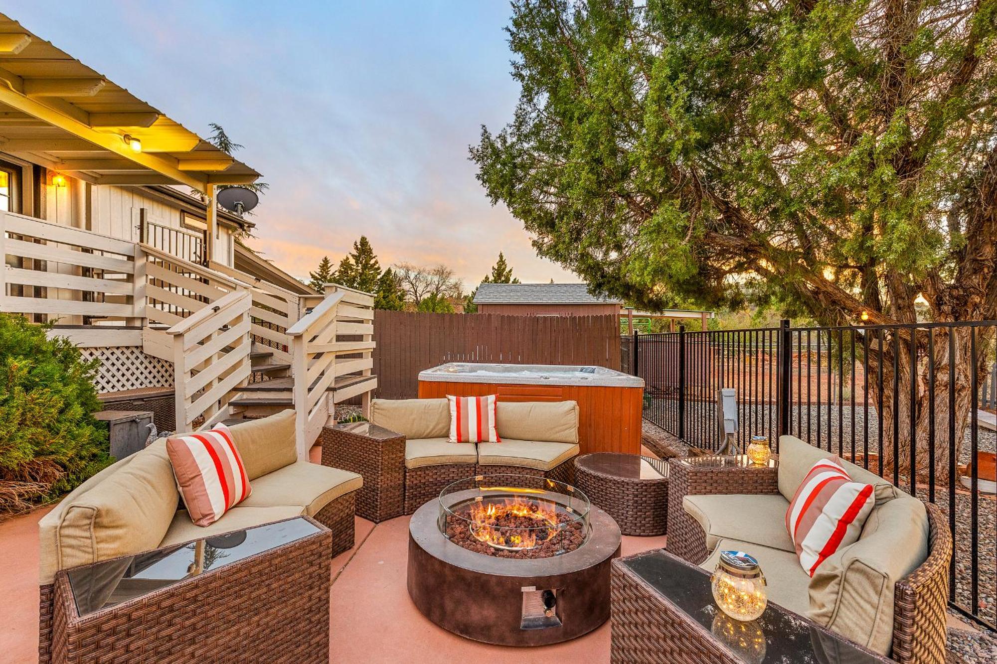 Serene Home- Sleeps 16 - Pet Friendly - Hot Tub - Pool -2 Kitchens! Holiday home *