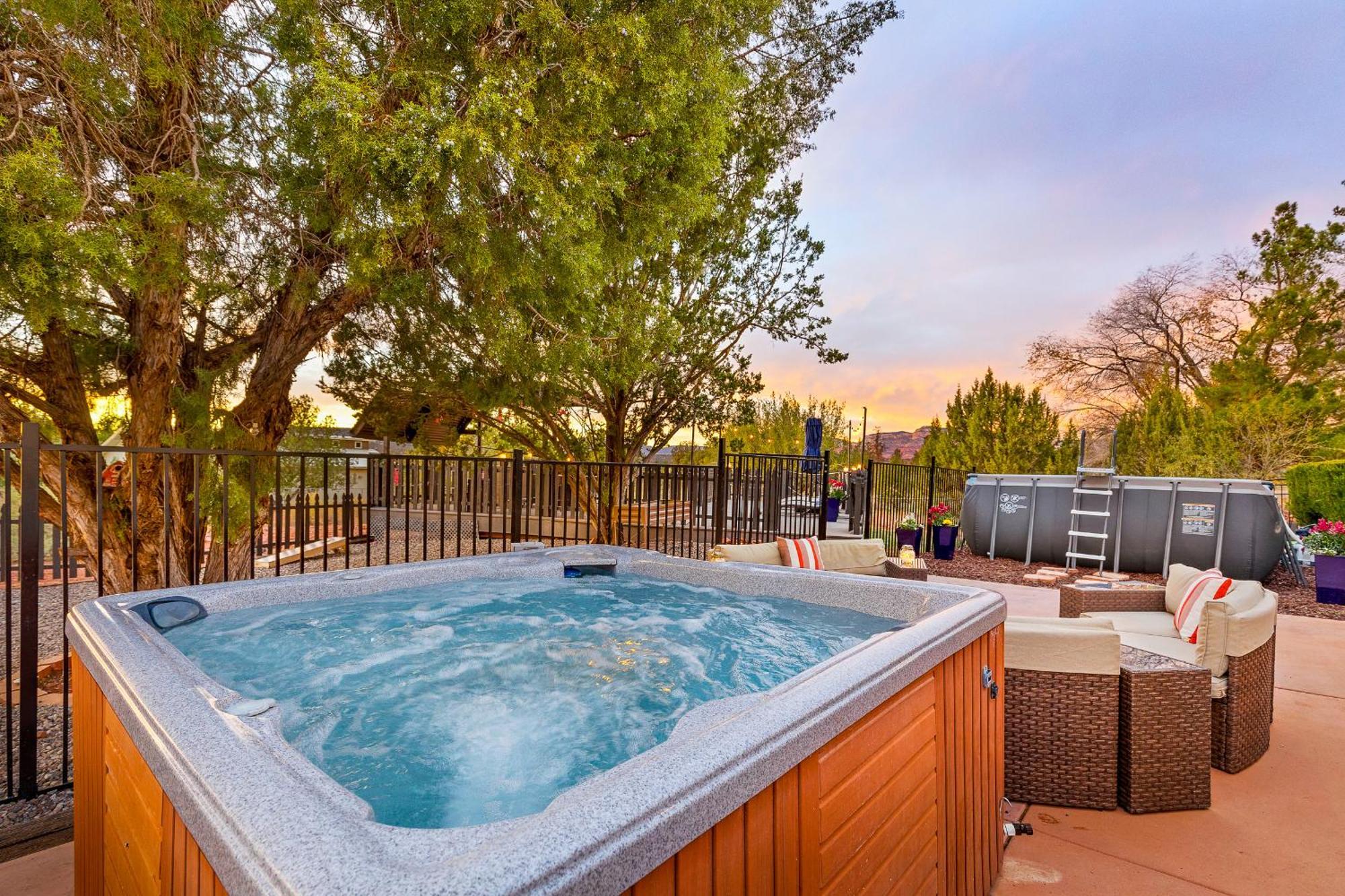 Holiday home Serene Home- Sleeps 16 - Pet Friendly - Hot Tub - Pool -2 Kitchens!