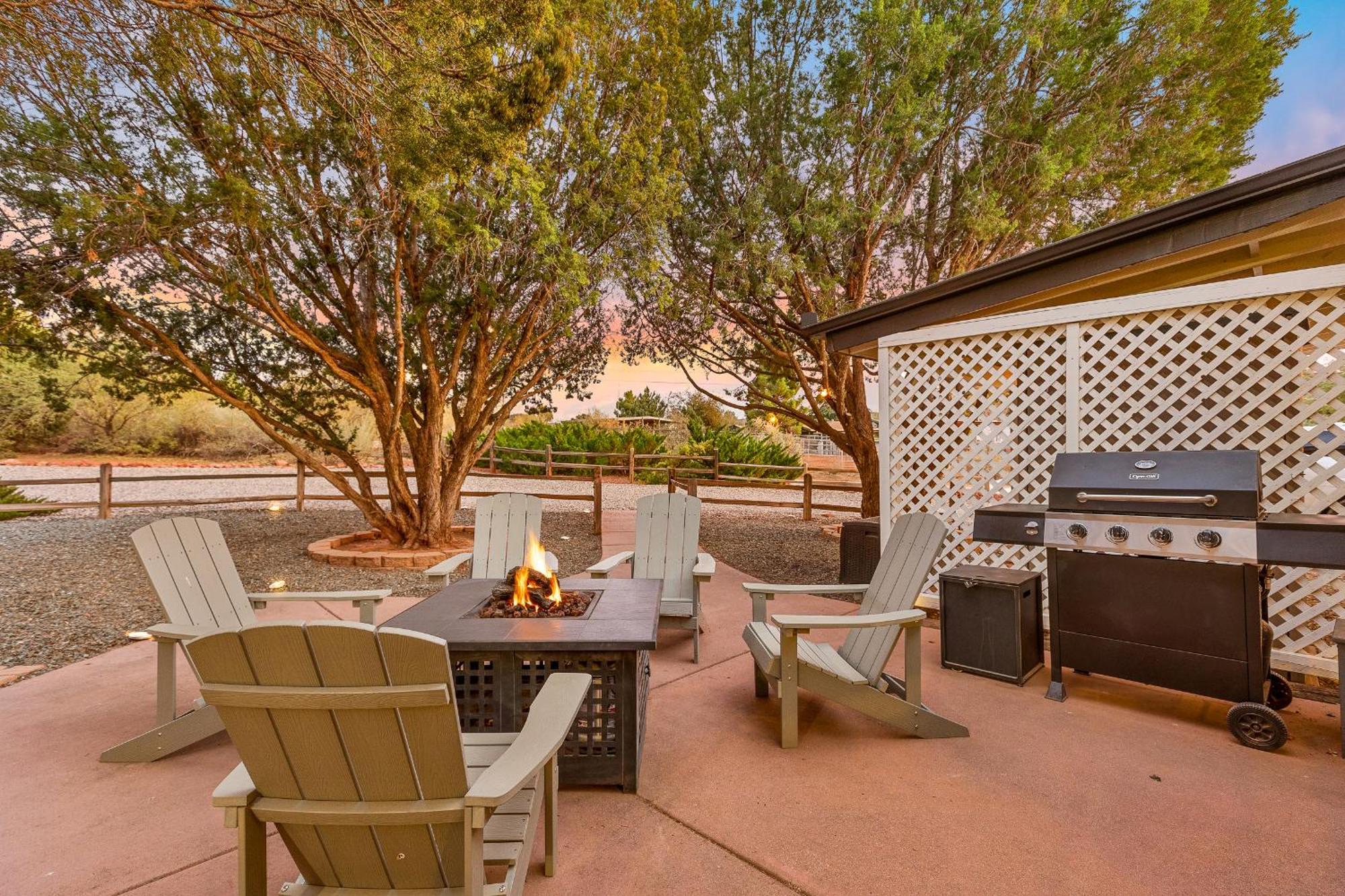 Holiday home Serene Home- Sleeps 16 - Pet Friendly - Hot Tub - Pool -2 Kitchens! Sedona