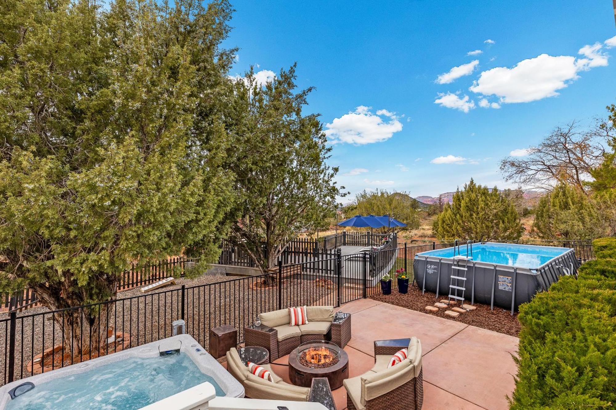 Serene Home- Sleeps 16 - Pet Friendly - Hot Tub - Pool -2 Kitchens! Holiday home