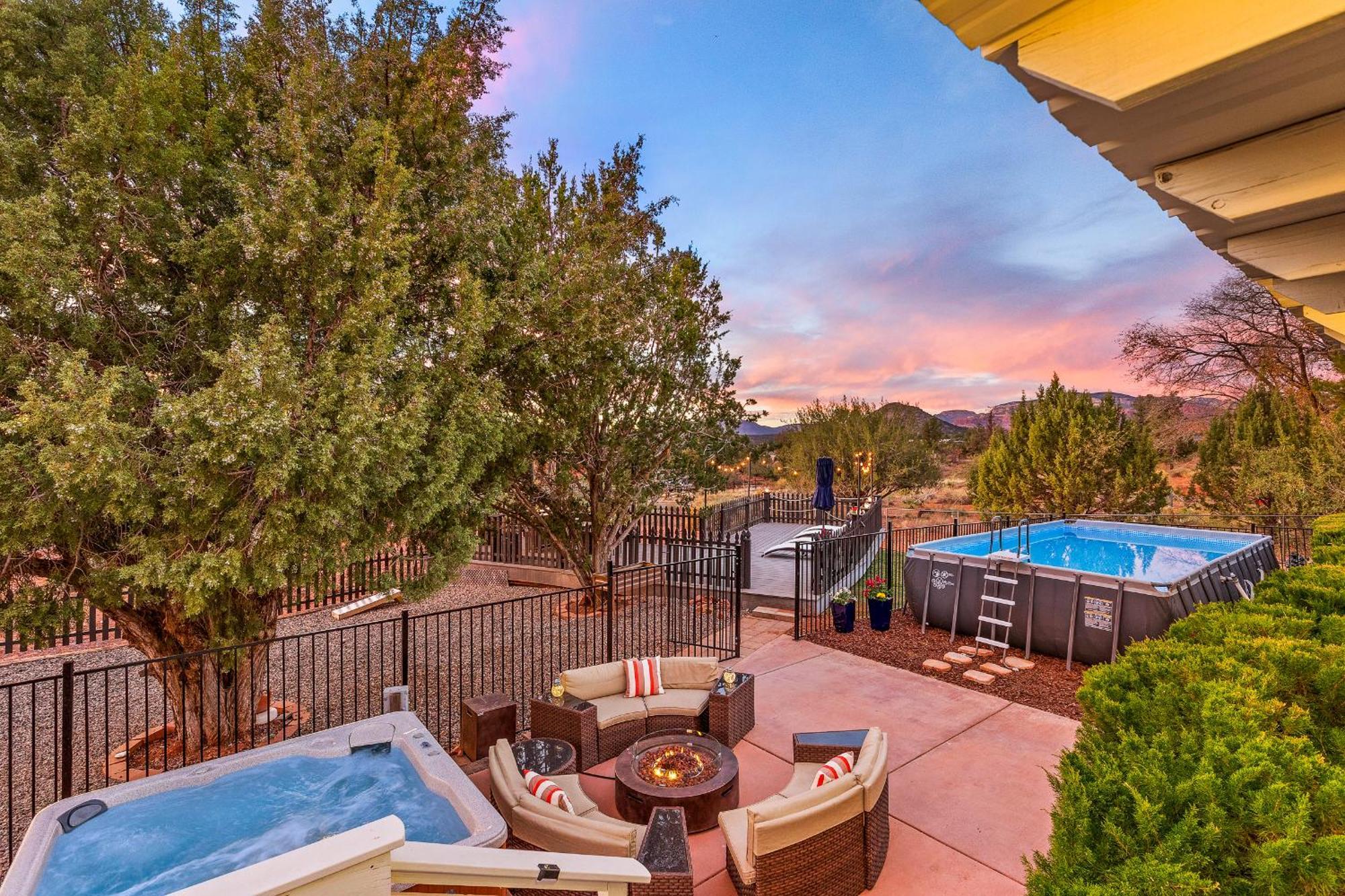Serene Home- Sleeps 16 - Pet Friendly - Hot Tub - Pool -2 Kitchens!
