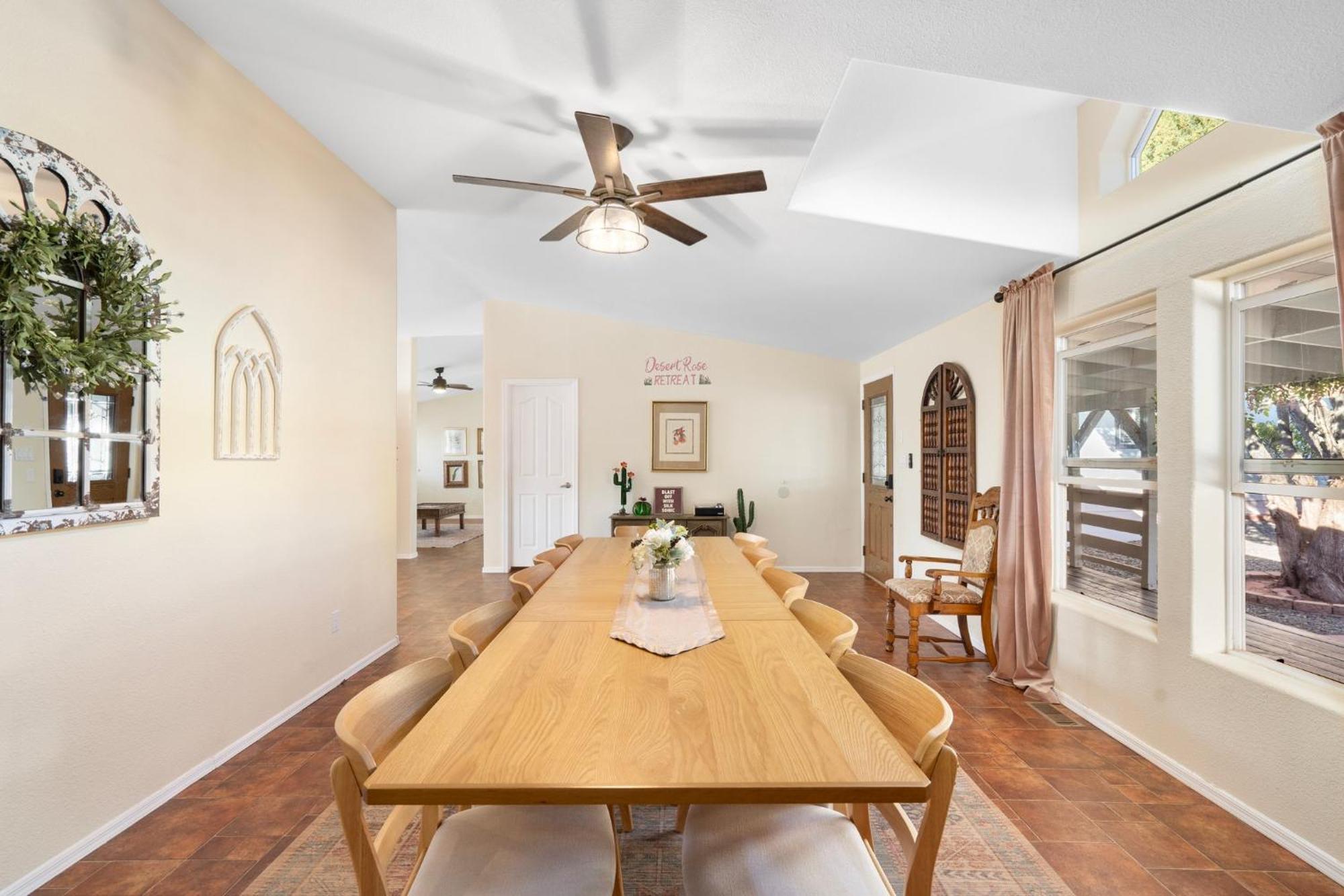 Serene Home- Sleeps 16 - Pet Friendly - Hot Tub - Pool -2 Kitchens! *