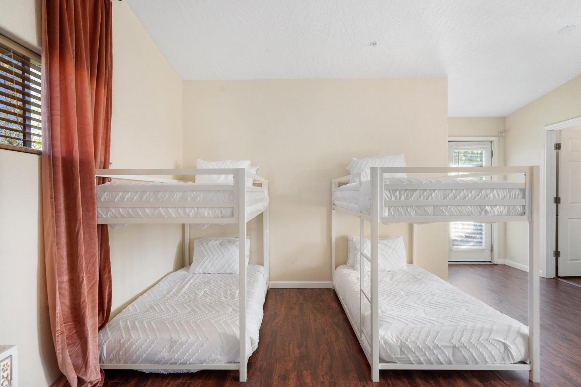Serene Home- Sleeps 16 - Pet Friendly - Hot Tub - Pool -2 Kitchens!