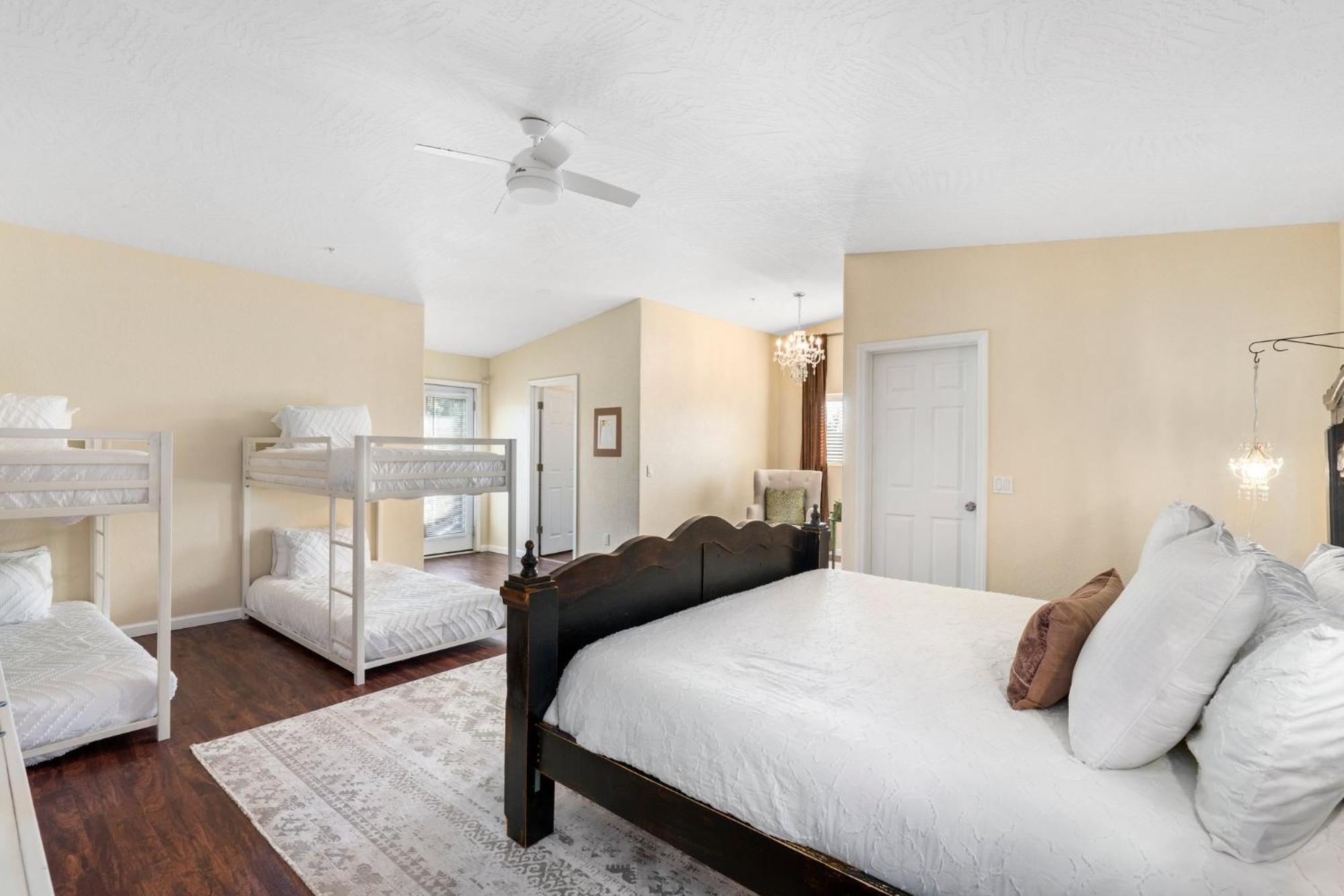 Serene Home- Sleeps 16 - Pet Friendly - Hot Tub - Pool -2 Kitchens! * Sedona