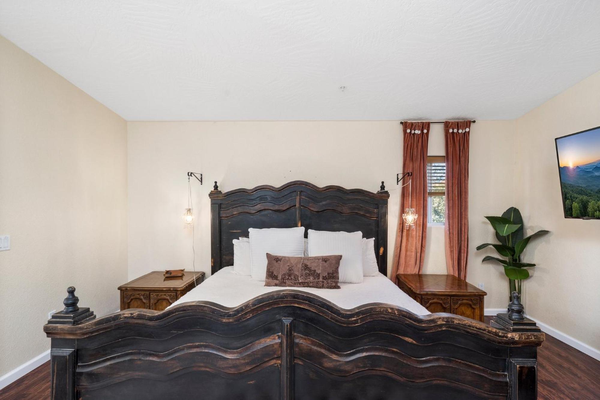 Serene Home- Sleeps 16 - Pet Friendly - Hot Tub - Pool -2 Kitchens! Holiday home