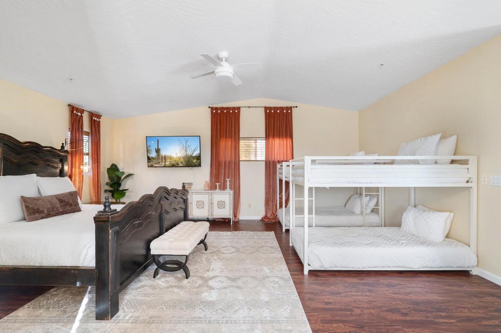 Serene Home- Sleeps 16 - Pet Friendly - Hot Tub - Pool -2 Kitchens! Holiday home Sedona