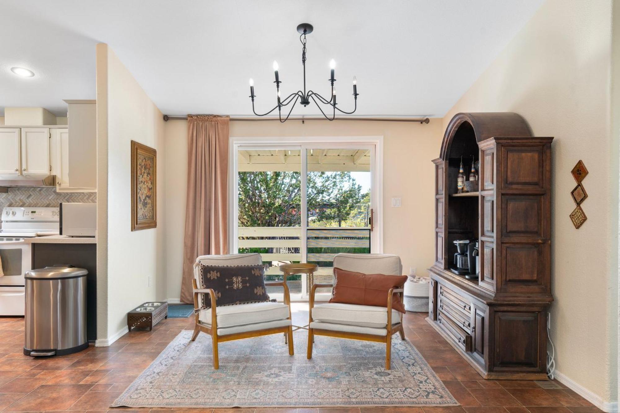 Serene Home- Sleeps 16 - Pet Friendly - Hot Tub - Pool -2 Kitchens! Holiday home