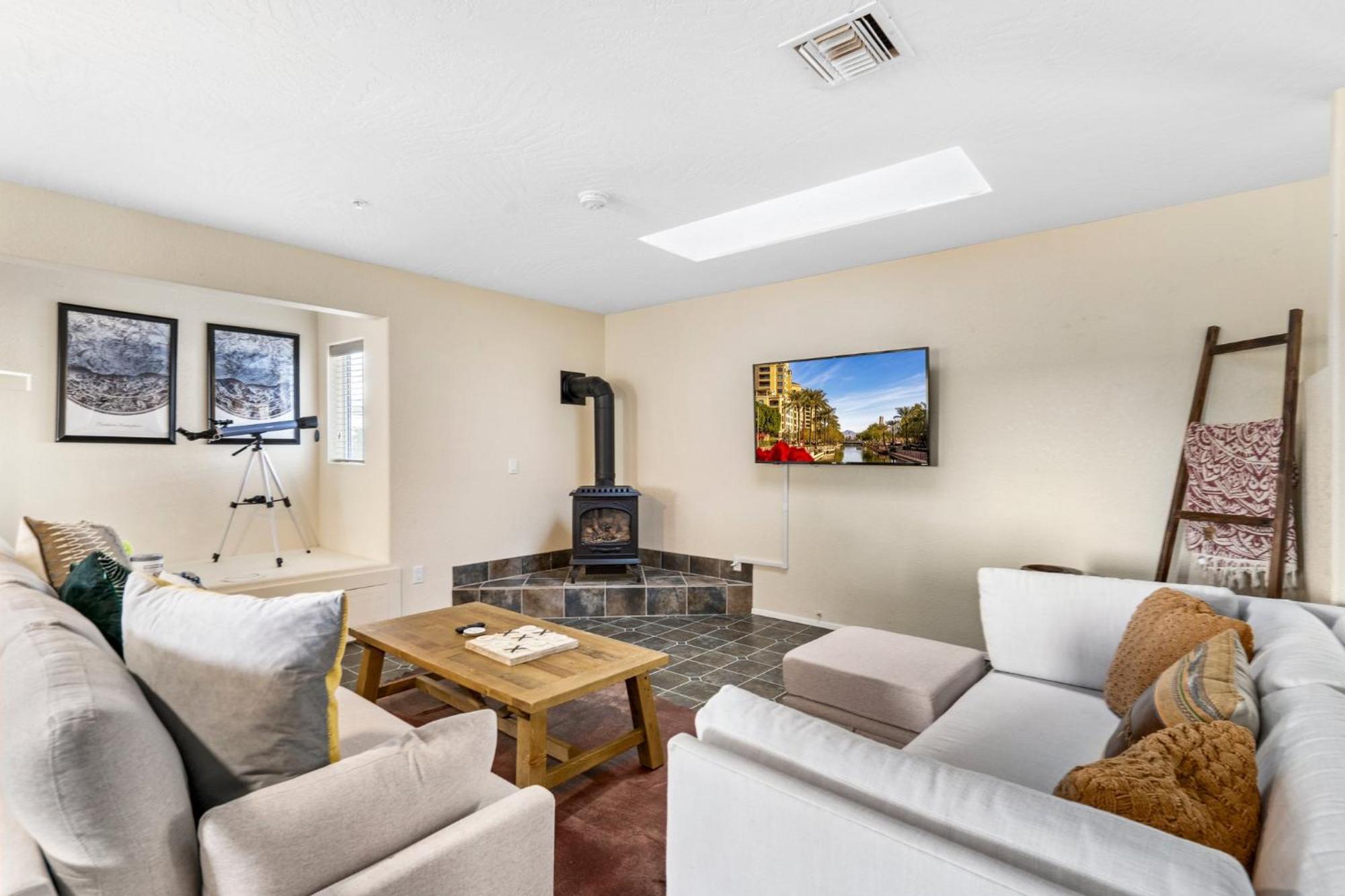 Serene Home- Sleeps 16 - Pet Friendly - Hot Tub - Pool -2 Kitchens!