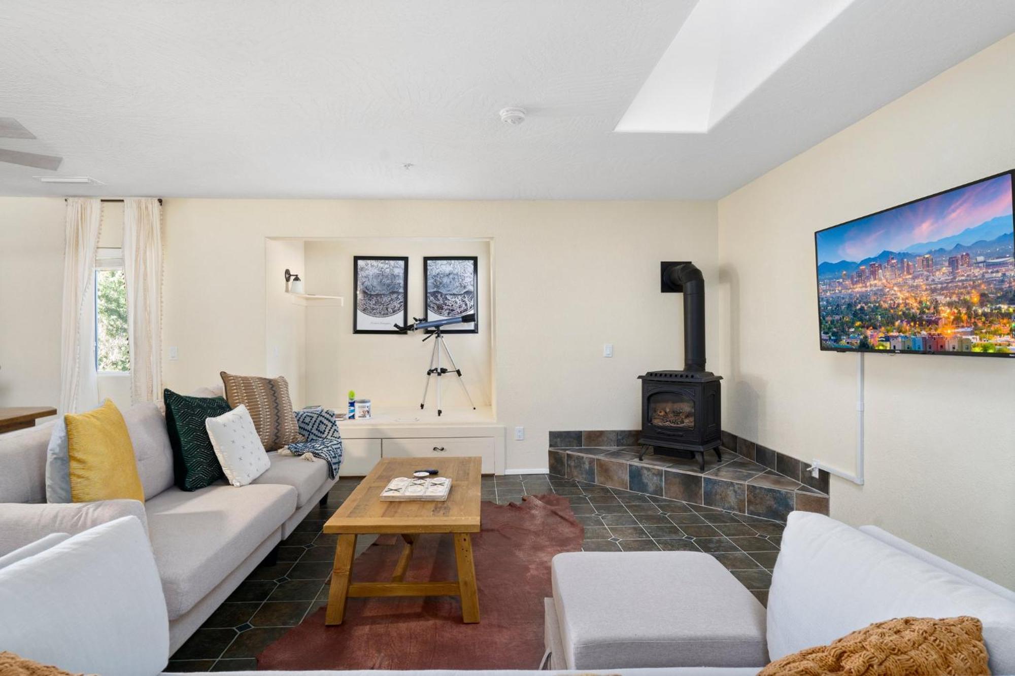 Holiday home Serene Home- Sleeps 16 - Pet Friendly - Hot Tub - Pool -2 Kitchens! *