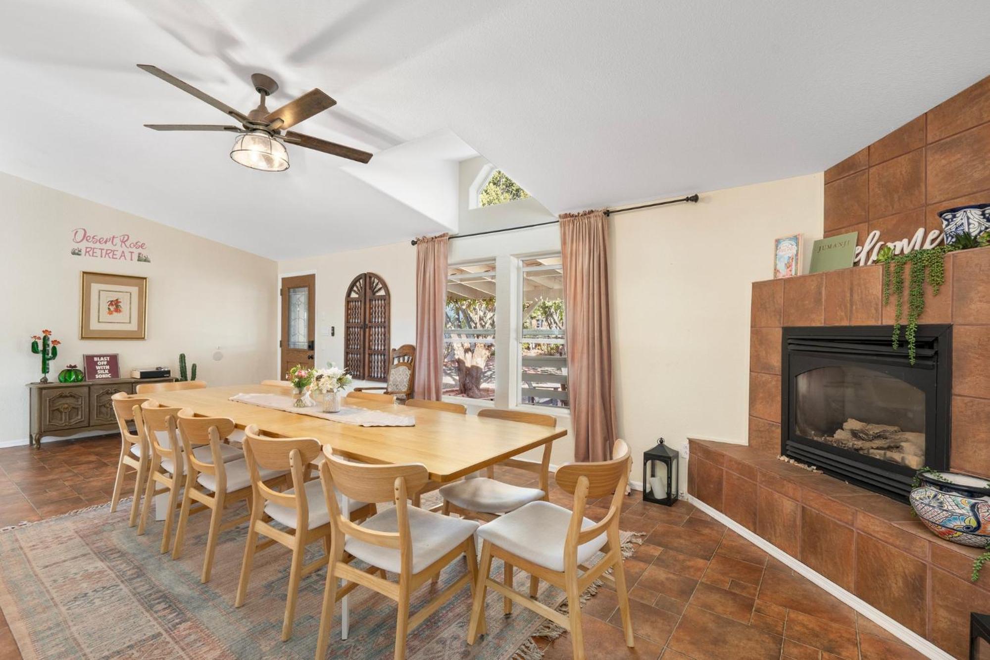 Serene Home- Sleeps 16 - Pet Friendly - Hot Tub - Pool -2 Kitchens! Holiday home