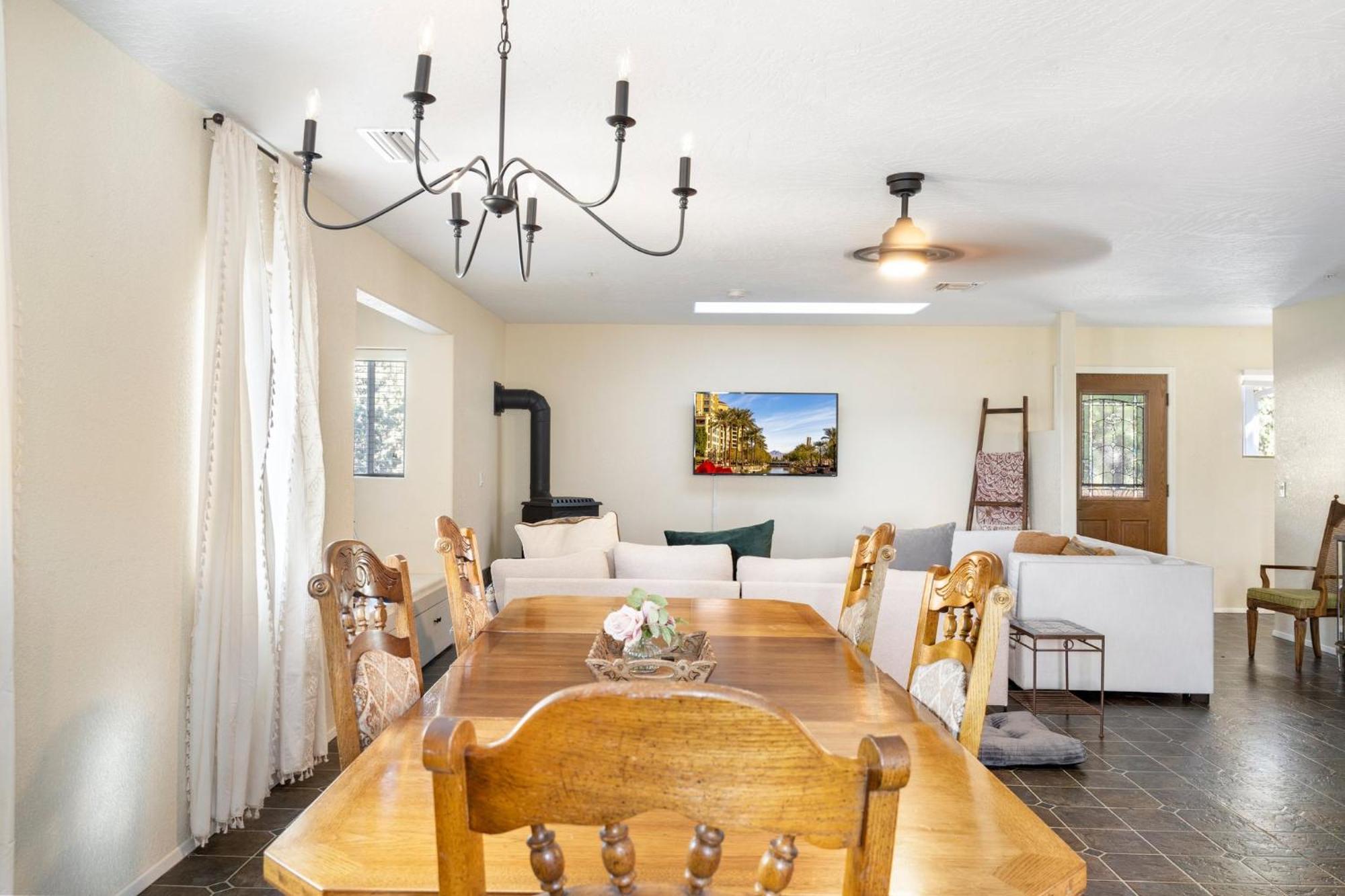 Holiday home Serene Home- Sleeps 16 - Pet Friendly - Hot Tub - Pool -2 Kitchens! *