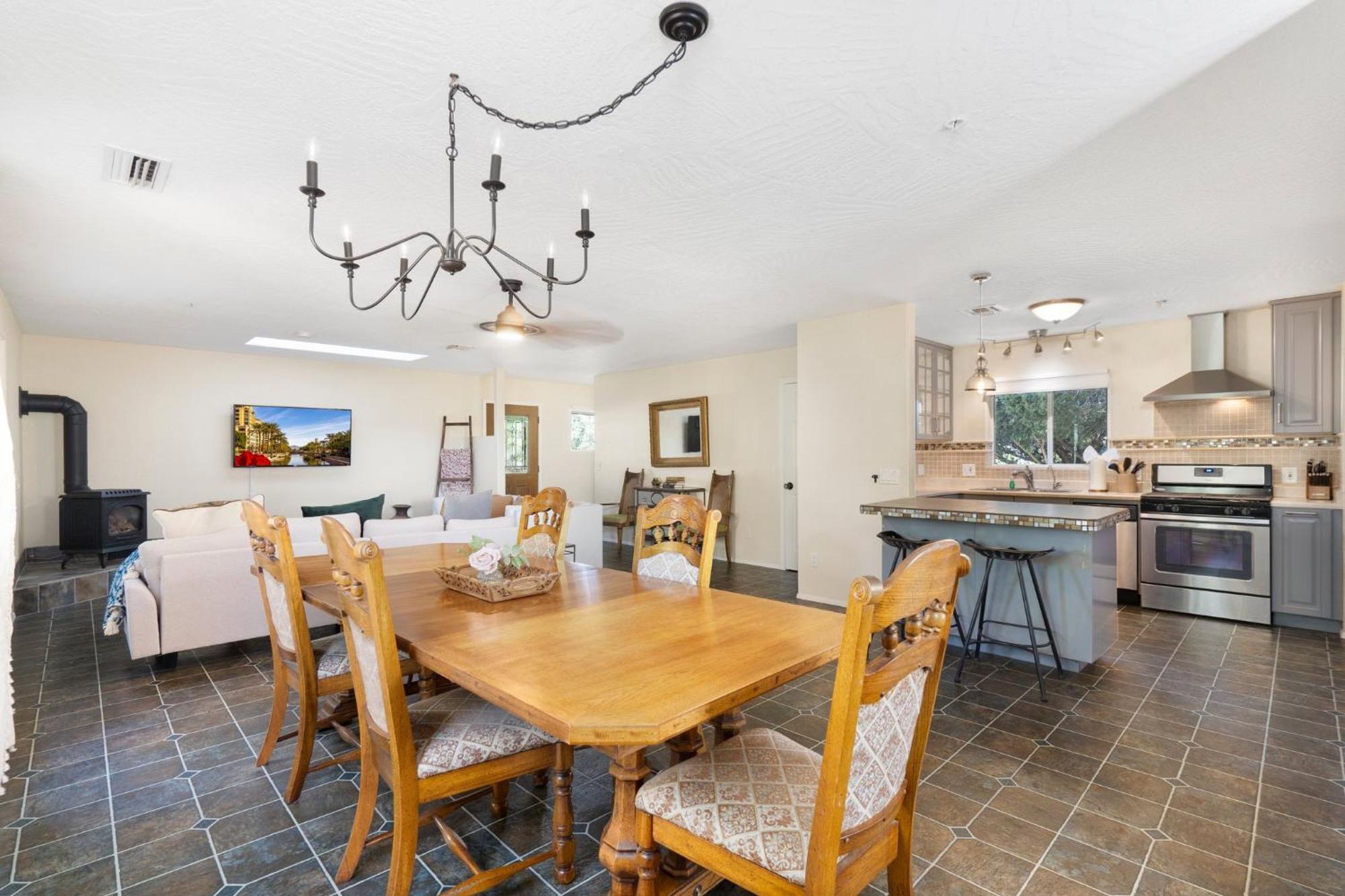 Serene Home- Sleeps 16 - Pet Friendly - Hot Tub - Pool -2 Kitchens! Holiday home