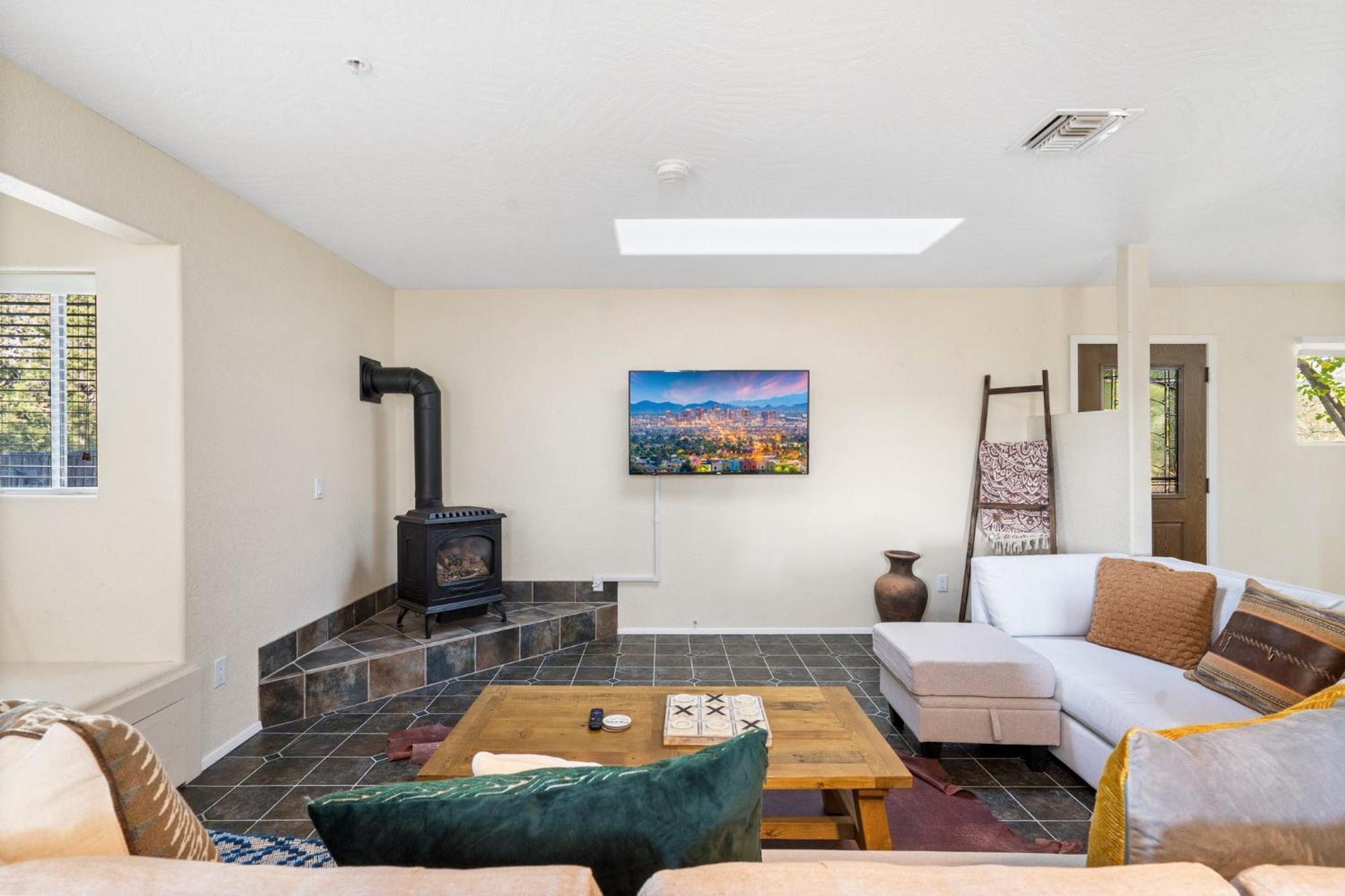 Serene Home- Sleeps 16 - Pet Friendly - Hot Tub - Pool -2 Kitchens!