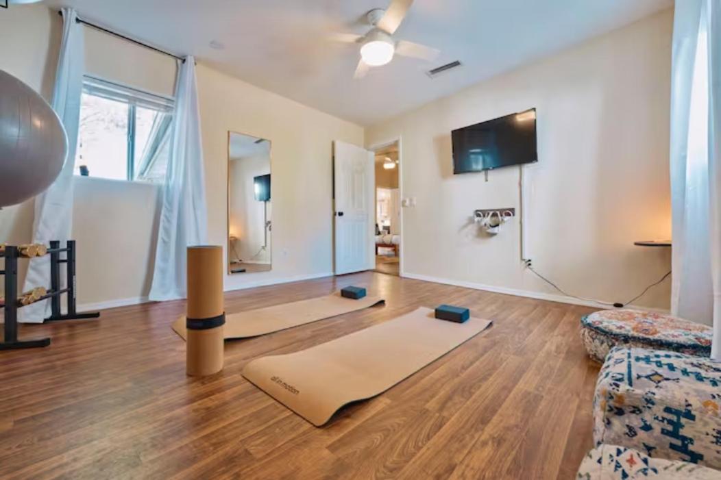 Holiday home Serene Home- Sleeps 16 - Pet Friendly - Hot Tub - Pool -2 Kitchens!