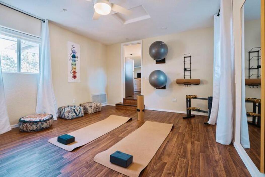 Serene Home- Sleeps 16 - Pet Friendly - Hot Tub - Pool -2 Kitchens! Sedona