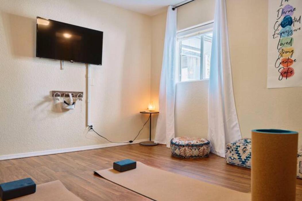 Serene Home- Sleeps 16 - Pet Friendly - Hot Tub - Pool -2 Kitchens! Holiday home