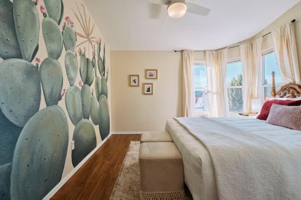 Holiday home Serene Home- Sleeps 16 - Pet Friendly - Hot Tub - Pool -2 Kitchens!